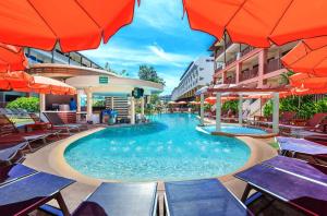 Bazén v ubytování Kata Sea Breeze Resort - SHA Plus nebo v jeho okolí