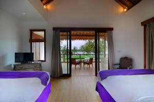 Телевизор и/или развлекательный центр в Anema Wellness Villa & Spa Gili Lombok - Diving Center PADI