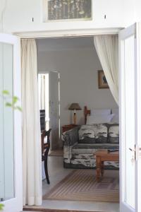 um quarto com uma cama e um quarto com uma mesa em B&B@9.Libertas em Stellenbosch