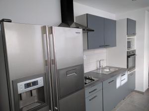 La cuisine est équipée d'un réfrigérateur et d'un évier. dans l'établissement La Maison Boulonnaise, à Boulogne-sur-Mer