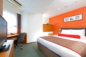 a hotel room with a bed and a desk at HOTEL MYSTAYS Kamata in Tokyo