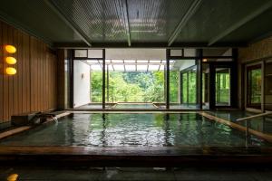 高山Fujiiso的一座带大窗户的建筑中的游泳池
