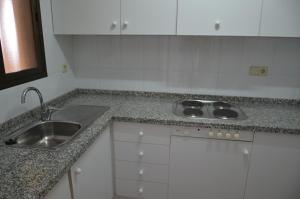Kuchyňa alebo kuchynka v ubytovaní Apartamentos Oasis Benidorm