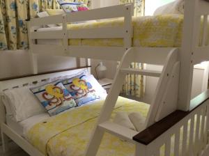 Postel nebo postele na pokoji v ubytování Kirrama 4