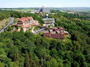 eine Luftansicht eines Gebäudes auf einem Hügel in der Unterkunft Göbels Hotel Rodenberg in Rotenburg an der Fulda