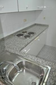 Kuchyňa alebo kuchynka v ubytovaní Apartamentos Oasis Benidorm