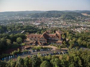 una vista aérea de la posada en Wolfgangsee con una ciudad en Göbels Hotel Rodenberg, en Rotenburg an der Fulda