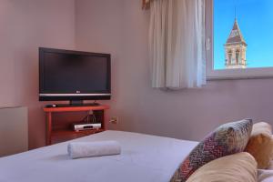 Μια τηλεόραση ή/και κέντρο ψυχαγωγίας στο Hotel Trogir
