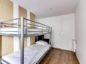 パリにあるウェルキーズ アパートメント パリ リヴォリの二段ベッド2組が備わる客室です。