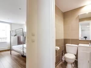パリにあるウェルキーズ アパートメント パリ リヴォリのバスルーム(トイレ付)、二段ベッド1組が備わります。