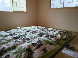 Giường trong phòng chung tại Guest House Aoi Nakamoto