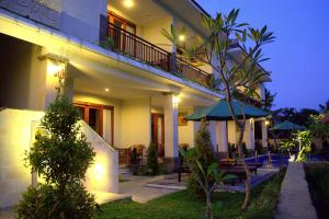 una casa con patio e balcone di notte di The Carik Bisma Ubud ad Ubud