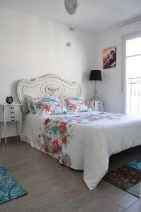 セリにあるLa Bella Vitaのベッドルーム1室(花柄のベッドカバー付きの白いベッド1台付)