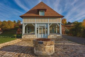 una casa con un barile davanti di La porte bleue a Trouville-sur-Mer