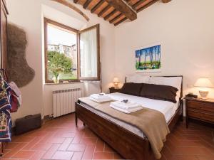 1 dormitorio con 1 cama con 2 toallas en Country House il Ciliegio, en Roccatederighi