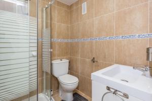 マルベーリャにあるJacarandasのバスルーム(トイレ、洗面台、シャワー付)