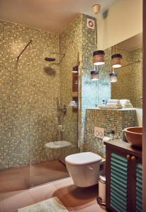 een badkamer met een douche, een toilet en een wastafel bij Holidays Casa del Sole Mamaia Nord in Mamaia Nord – Năvodari