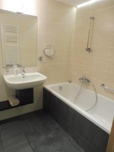 Zdjęcie z galerii obiektu Azur Apartman w mieście Velence +22 zdjęcia