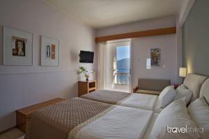 Postel nebo postele na pokoji v ubytování Antikyra Beach Hotel