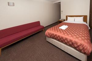 Postel nebo postele na pokoji v ubytování Kumegawa Wing Hotel