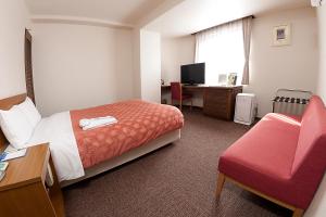Postel nebo postele na pokoji v ubytování Kumegawa Wing Hotel