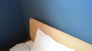 a bed with a white pillow in a room at Rental Villa Ooishiso in Fujikawaguchiko