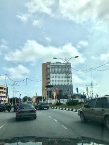 una concurrida calle de la ciudad con coches y un edificio en Apartment in Ladang Tok Pelam, en Kuala Terengganu