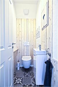 a bathroom with a toilet and a sink at Ferienwohnung Eifelrausch in Berenbach