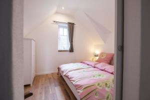 A bed or beds in a room at Ferienwohnung Eifelrausch