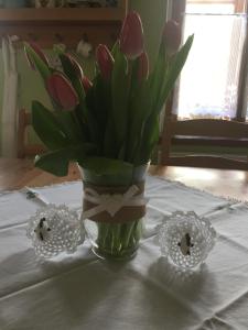 a vase with tulips in it on a table at Rekreační dům u Marušky in Božanov