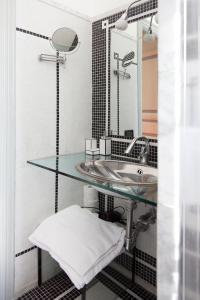 bagno con lavandino e specchio di Il Boom B&B a Roma