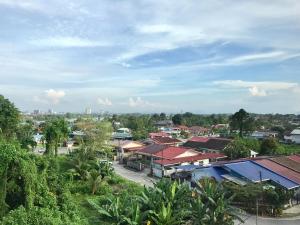 uitzicht op een stad met gebouwen en bomen bij SS Homestay Borneo Housing SL3 in Kuching