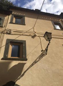 un feu de rue sur le côté d'un bâtiment dans l'établissement La residenza dell'Artista, à Bagnoregio