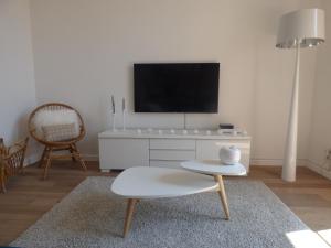 - un salon avec une télévision sur un meuble blanc dans l'établissement Happy days, by Welcome to Cannes, à Cannes