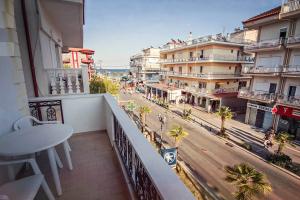 balcón con vistas a una calle de la ciudad en Hotel Chronis, en Paralia Katerinis