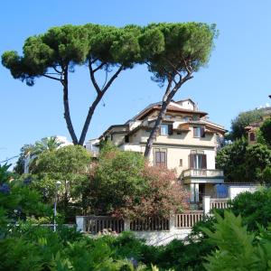 una casa con dos árboles delante de ella en Hotel Residence Villa Tassoni, en Roma