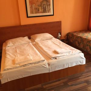 Postel nebo postele na pokoji v ubytování Pension Madara