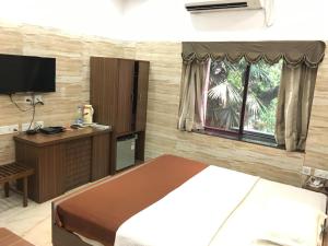 Un pat sau paturi într-o cameră la Nalanda Hotel