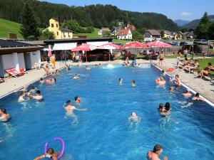 สระว่ายน้ำที่อยู่ใกล้ ๆ หรือใน Gasthof Landhotel Hubmann