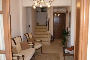 A seating area at Pansion Evi