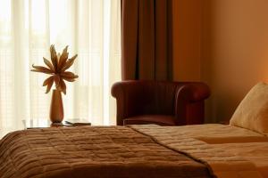 A bed or beds in a room at Maya Panzio-Rezidencia