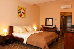 A bed or beds in a room at Maya Panzio-Rezidencia
