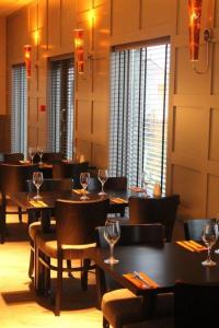 ein Restaurant mit Tischen und Stühlen mit Weingläsern in der Unterkunft The Lerwick Hotel in Lerwick