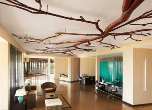 una sala de estar con un techo arbolado en Jetwing Yala, en Yala