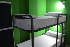 Motion Chueca Hostel客房内的一张或多张床位