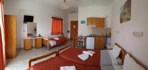 sala de estar con 2 camas y cocina en Sofia Studios & Apartments en Georgioupolis