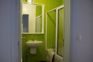 オルタにあるBaía dos Golfinhos Hortaの緑豊かなバスルーム(シンク、鏡付)