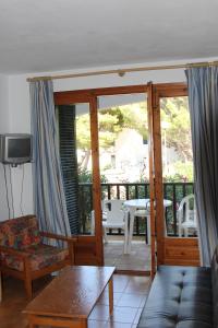 sala de estar con sofá y mesa en Apartamentos Sol Isla, en Arenal d'en Castell