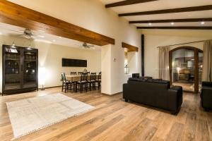 Televízia a/alebo spoločenská miestnosť v ubytovaní Villa Finca Sol Javea
