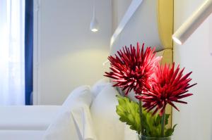 A bed or beds in a room at Hotel Miau